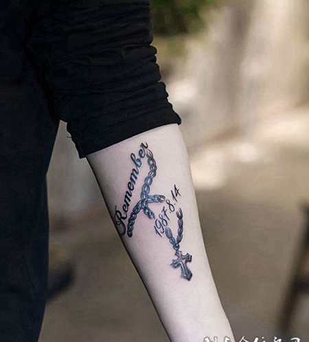 手臂链条十字架纹身图案