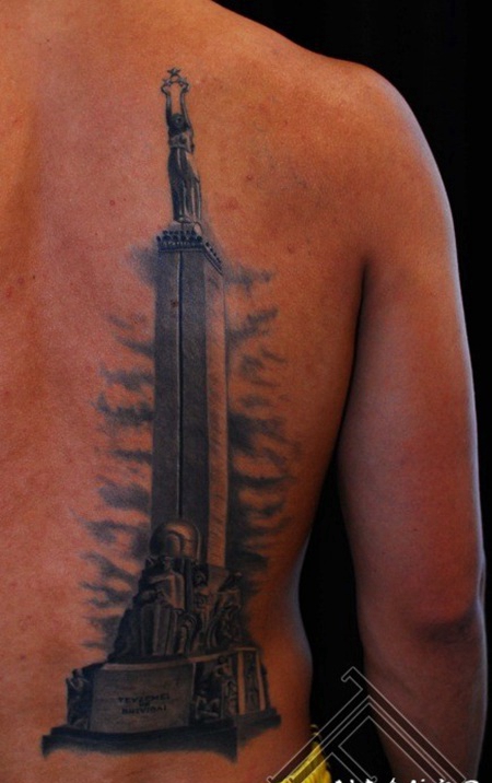 背部惊人的巨大石像纹身图案