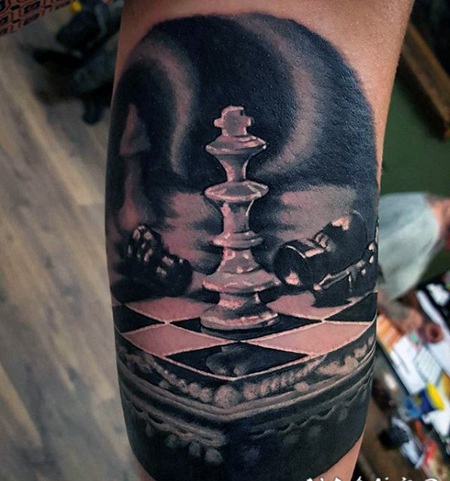 手臂黑灰风格的数字棋盘纹身图案