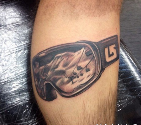 小腿黑灰风格的滑雪眼镜纹身图案