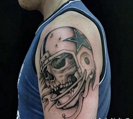 手臂美国球员骷髅头盔黑灰纹身图案