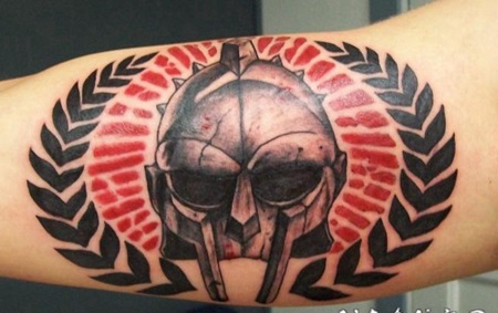 手臂彩色的角斗士头盔纹身图案