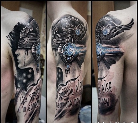 幻想式的彩色未来女人与头盔手臂纹身图案