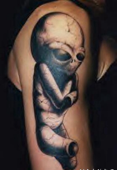 没有腿和手臂的外星人纹身图案