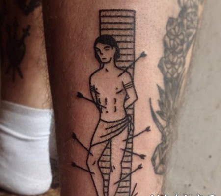 小腿黑色线条男子与箭头纹身图案