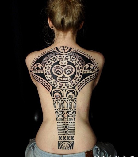 背部黑色的古代部落雕像纹身图案
