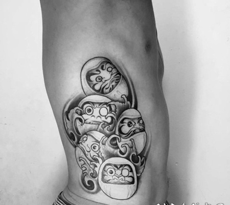 侧肋黑色惊人的幻想达摩纹身图案