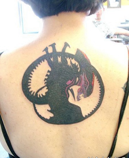 女生背部外星生物艺术纹身图案