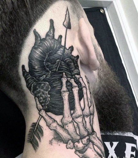 颈部黑色的骷髅手和心脏与箭头纹身图案