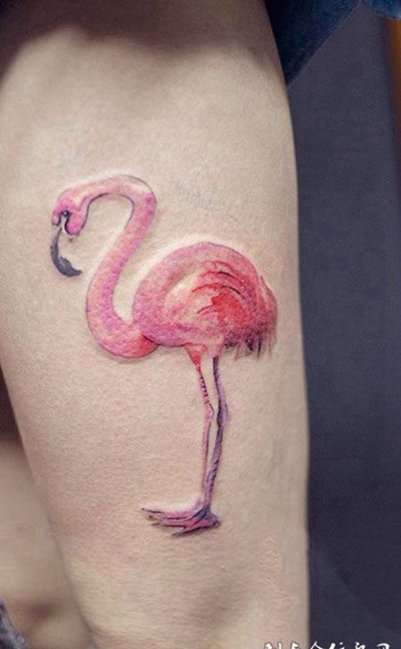 腿部粉红火烈鸟纹身图案