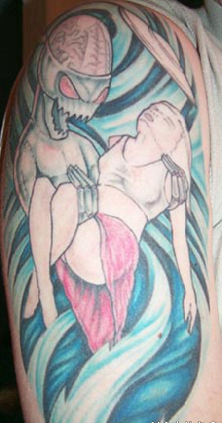 机器外星人和小女孩彩色纹身图案