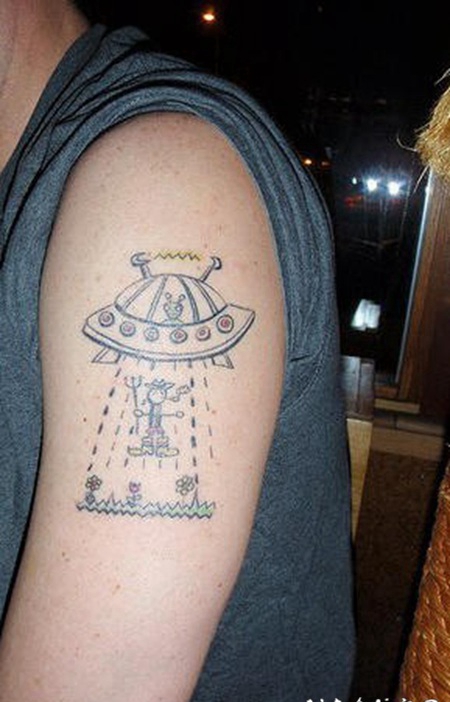 飞碟和外星生物彩色手臂纹身图案