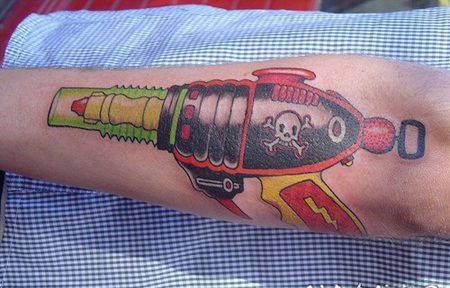 手臂外星人激光枪彩色纹身图案