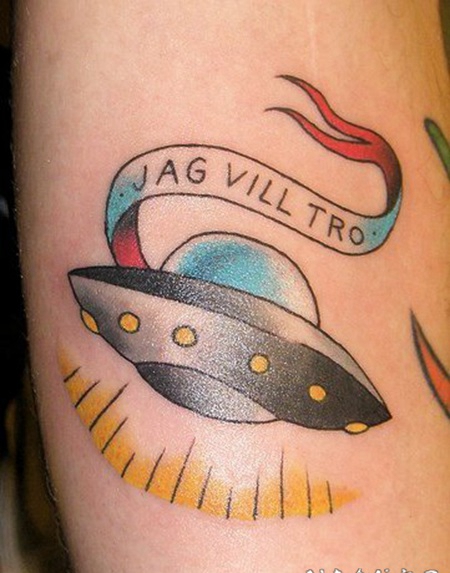 经典飞碟和字母彩色纹身图案