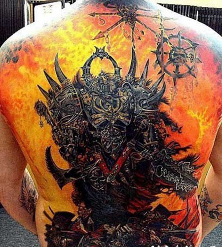 背部华丽的战争火焰和机械外星生物纹身图案
