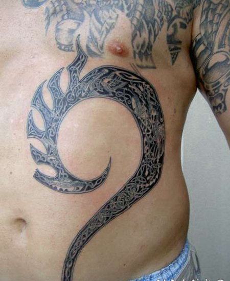 男性腹部外星人部落艺术纹身图案