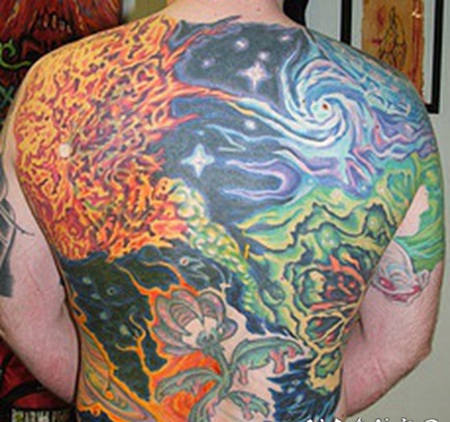 满背彩色的外星生物艺术纹身图案