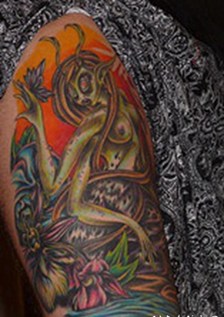 手臂彩色外星美人鱼女孩纹身图案