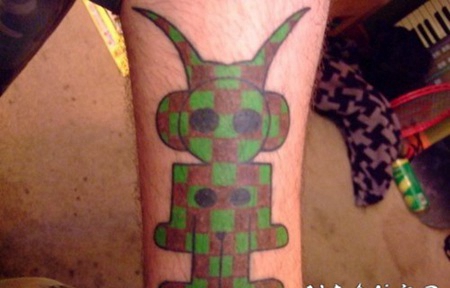 手臂绿色和红色的外星生物纹身图案