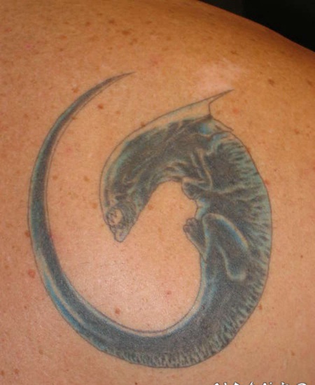 外星生物小宝宝彩色背部纹身图案