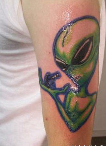 手臂绿色的外星人纹身图案