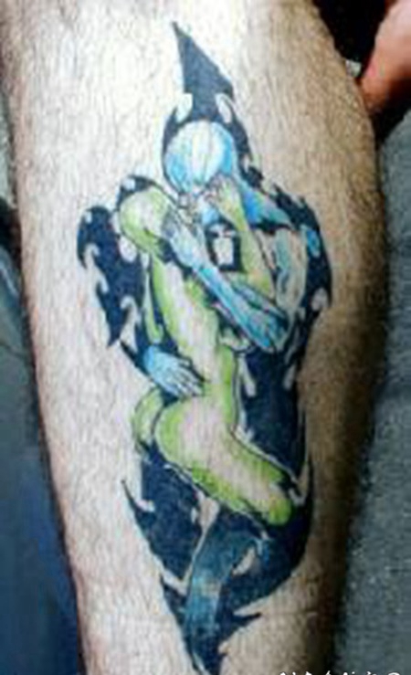 接吻的外星生物彩色纹身图案