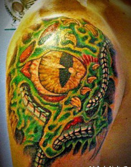 逼真的彩色外星生物蜥蜴纹身图案