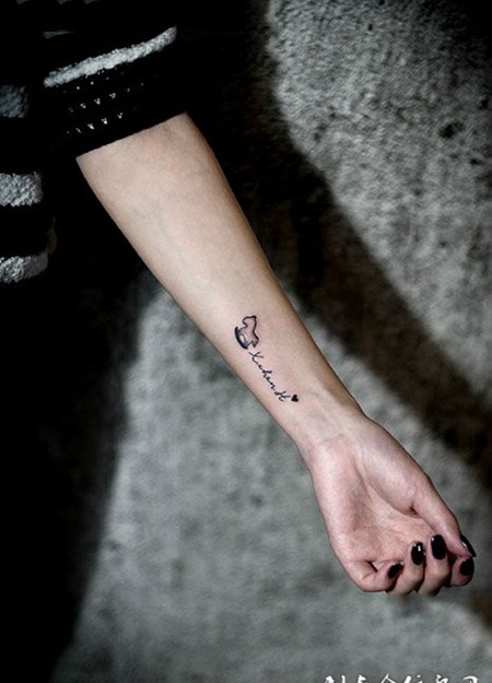 手臂可爱小木马纹身图案