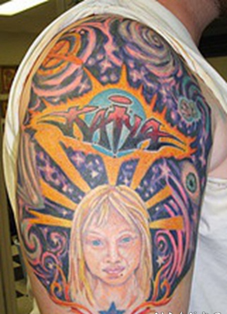 手臂彩色女生和飞船纹身图案