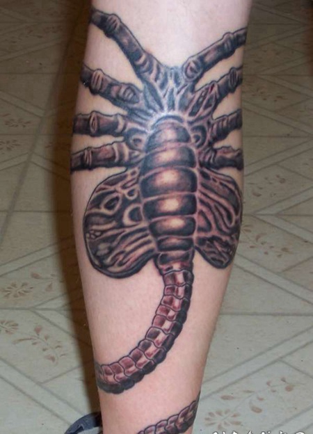 小腿逼真的可怕外星生物纹身图案