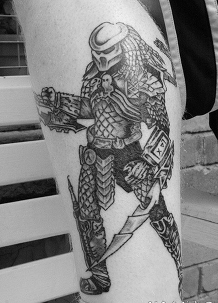 小腿徒步的外星生物战士纹身图案