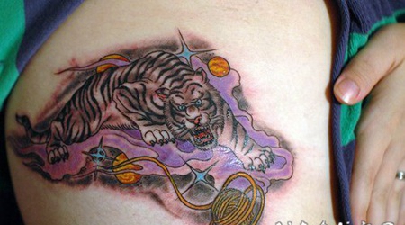 侧肋彩色的爬行老虎纹身图案