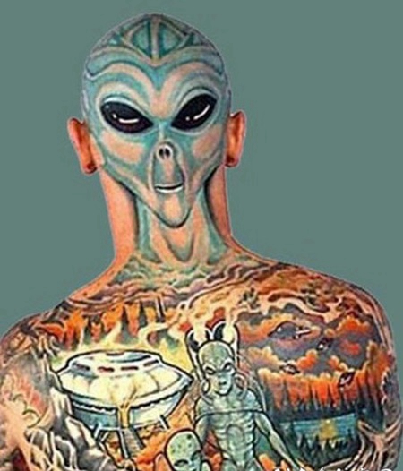 全身彩色的外星人脸纹身图案