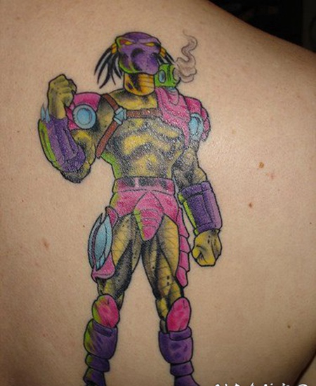 背部色彩鲜艳的外星生物纹身图案