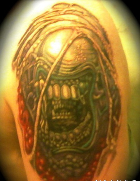 大臂写实的异形生物纹身图案