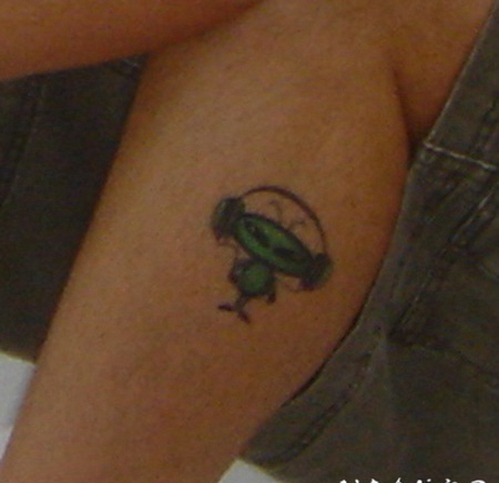 小腿小外星人听音乐耳机纹身图案