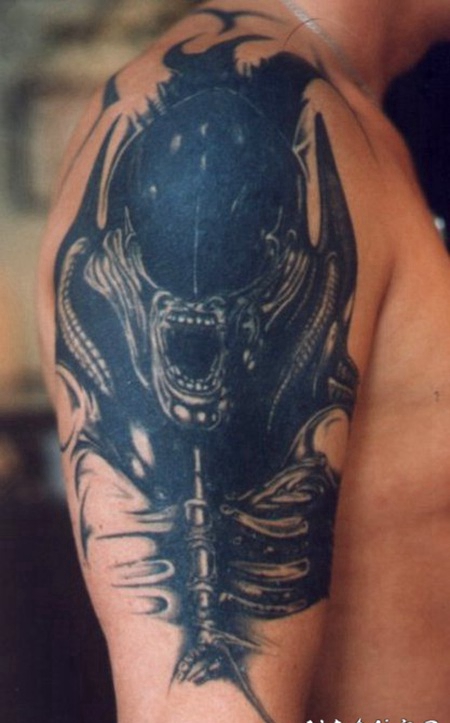 男性大臂黑色的外星异形纹身图案