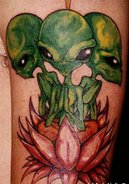 手臂彩色的莲花和小外星人纹身图案