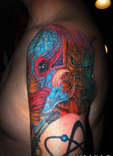 蓝色和红色的外星人生物手臂纹身图案