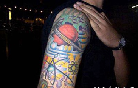 手臂彩色的行星和原子符号纹身图案