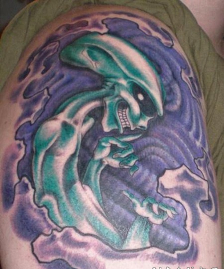 手臂绿色的搞笑外星人纹身图案