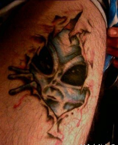 手臂外星人和皮肤撕裂纹身图案