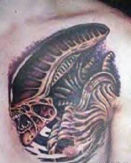 胸部黑色的异形纹身图案