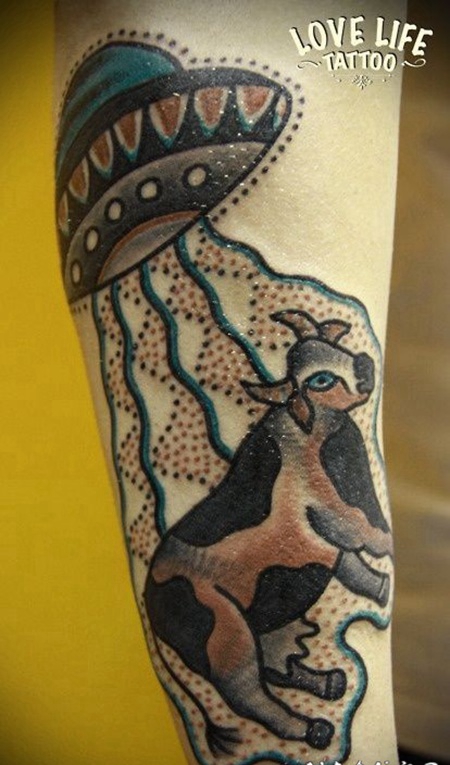 手臂飞碟绑架牛彩色纹身图案