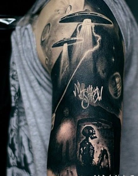 手臂令人毛骨悚然的黑色外星人纹身图案