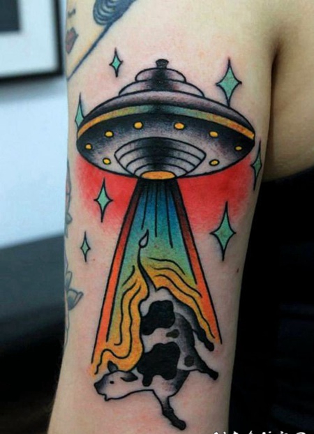 手臂上飞碟和奶牛彩色纹身图案