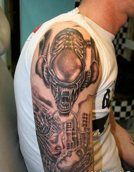 男性手臂灰色的外星生物纹身图案