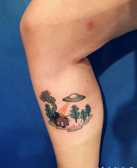 小腿卡通彩色的飞碟和房子纹身图案