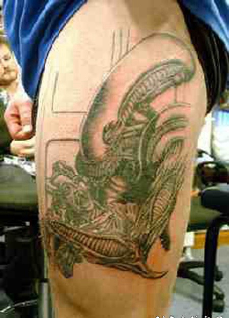 大腿异形杀人纹身图案