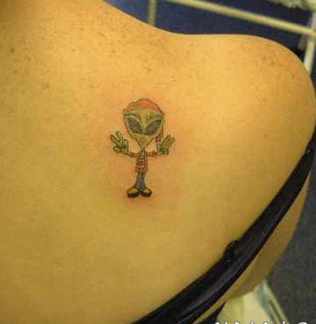 背部彩色的外星人兄弟纹身图案